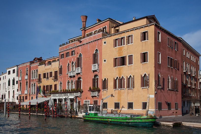 Altbau am Kanal im alten Zentrum von Venedig, Italien von Joost Adriaanse