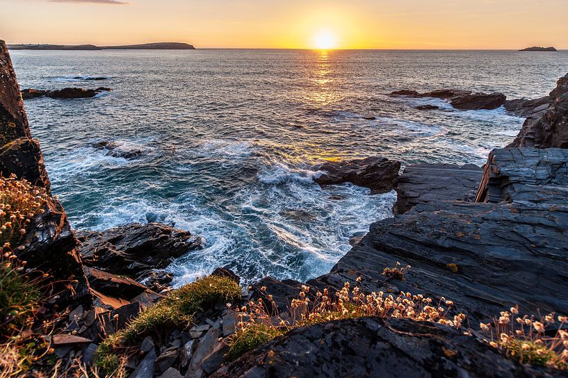 Côte rocheuse sombre de l'Angleterre, eau de mer rugueuse, coucher de soleil par Jan Willem de Groot Photography