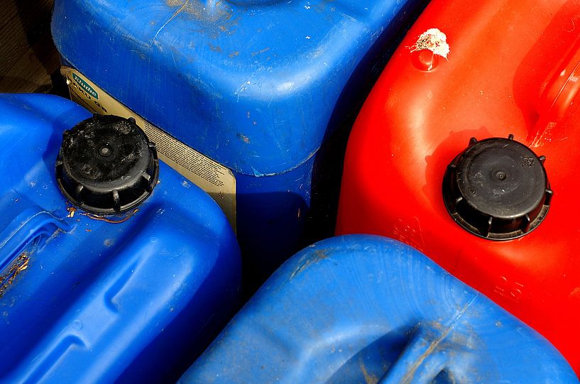 Rode en blauwe jerrycans von Alice Berkien-van Mil