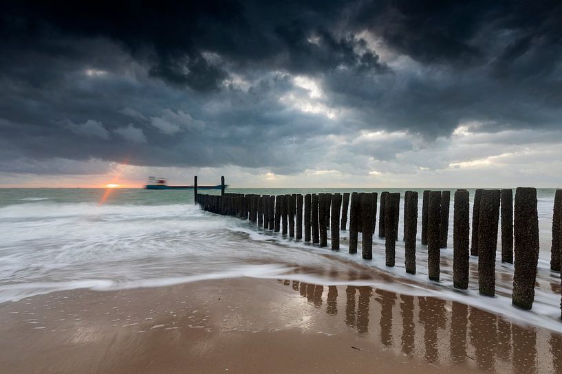 Holländische Wolken und typische Wellenbrecher von Holzpfählen entlang der Küste von Zeeland von gaps photography