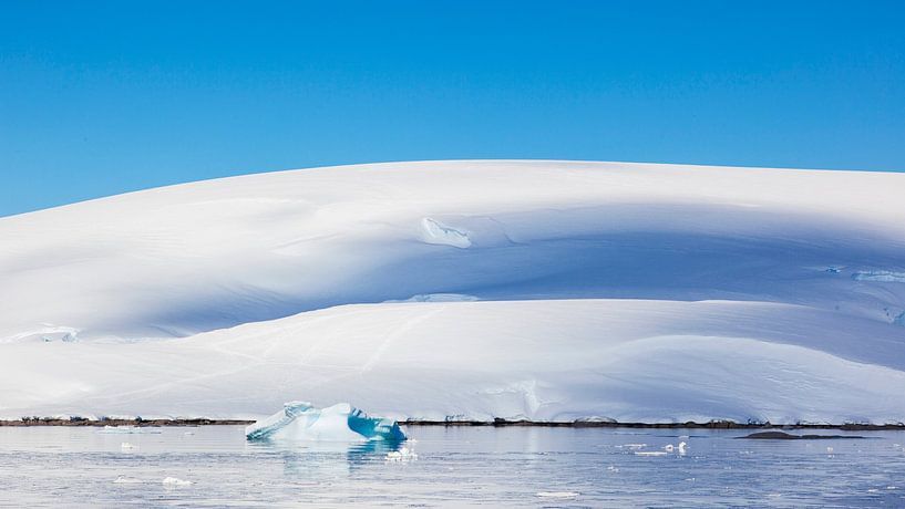 Paysage de montagne avec icebergs en Antarctique par Hillebrand Breuker