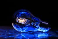 Ampoule brûlante avec des reflets bleus