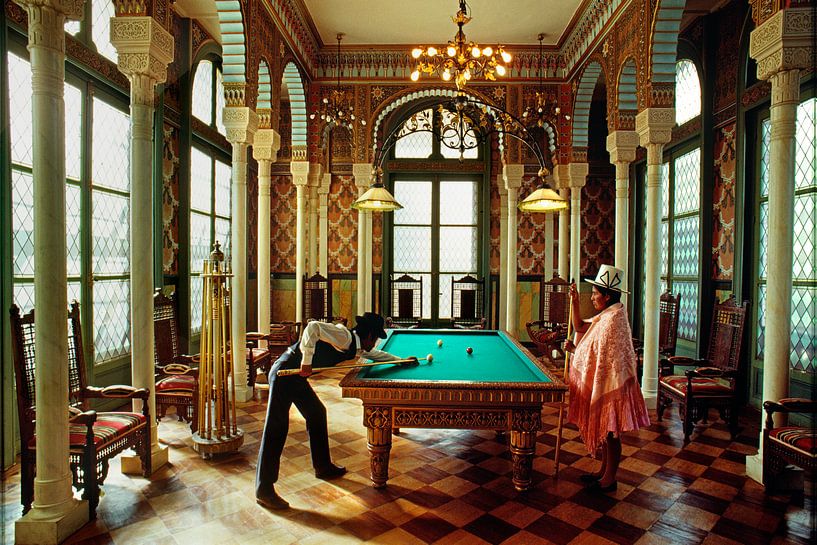 Couple indien jouant au billard au Palacio Portales, Cochabamba, Bolivie par Frans Lemmens