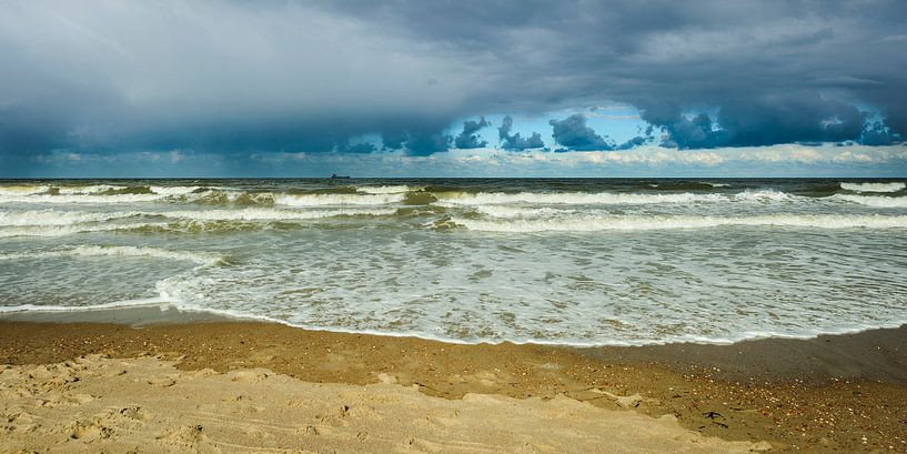 Dreigende Lucht boven een Kalme Zee (5) von Dirk Huckriede