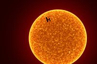 Die Internationale Raumstation vor der Sonne