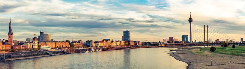 Panorama de la promenade de la rive du Rhin et de la vieille ville de Düsseldorf au bord du Rhin All par Dieter Walther