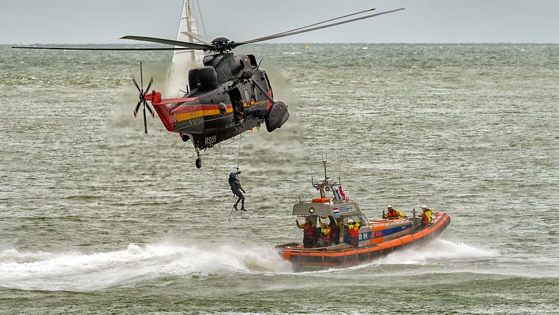 Belgischen Sea King und Niederländischen Rettungsboot von Roel Ovinge