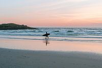 Surfer bei Sonnenuntergang | Atlantikküste Bretagne Frankreich | Fotodruck Meer Reisefotografie