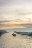 Binnenschifffahrt bei Sonnenaufgang