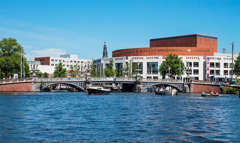 Blaue Brücke über die Amstel mit Stopera Amsterdam von Anouschka Hendriks