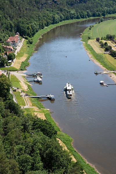 Elbe met stoomboot en veerpont in Rathen van Adriana Müller
