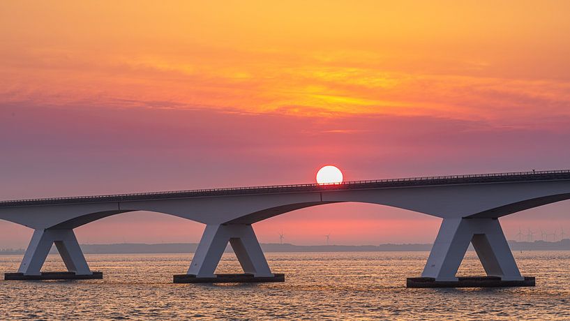 Lever du soleil au pont de Zeelandbrug, Zélande, Pays-Bas par Henk Meijer Photography