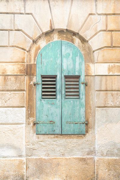 Türkisfarbene Fensterläden in Rovinj von Elma Maaskant