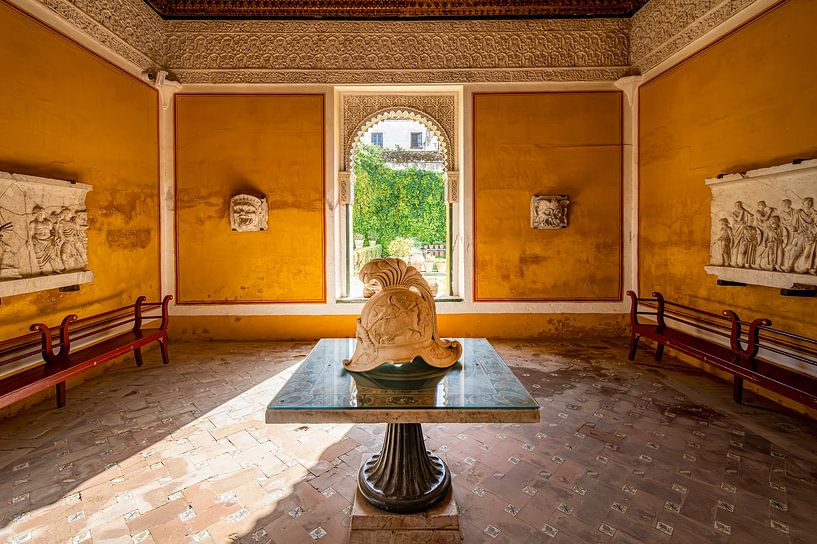 Historischer Innenraum mit Gartenblick von Alexander Baumann