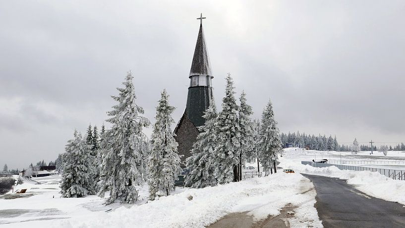 Die Kirche von Rogla in den slowenischen Alpen in einer verschneiten Landschaft. von Gert Bunt