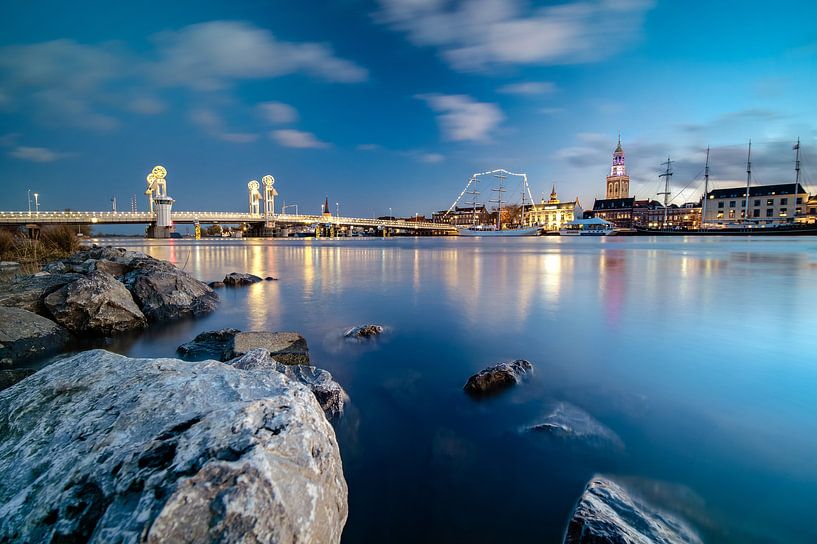 Vue du front de la ville de Kampen avec son pont de la ville depuis l'IJssel par Fotografiecor .nl