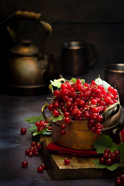 Baies rouges dans des casseroles en cuivre par Saskia Schepers