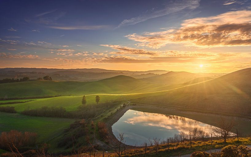Petit lac et collines. Toscane par Stefano Orazzini