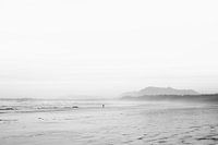 Le dernier surfeur sur la plage de Tofino - noir et blanc - Canada