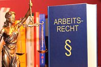 Un manuel de droit du travail et un justitia