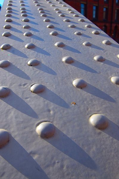 Boulons sur un pont industriel métallique au soleil par Studio LE-gals