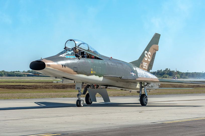 Eine wunderschöne North American TF-100F Super Sabre. von Jaap van den Berg