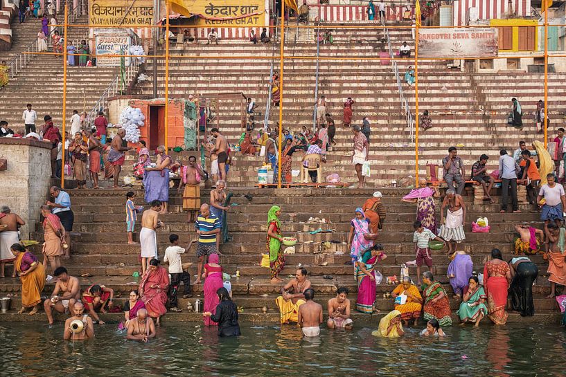 Menschen nehmen ein rituelles Bad im Fluss Ganges in der heiligen Stadt Varanasi, Indien. von Tjeerd Kruse