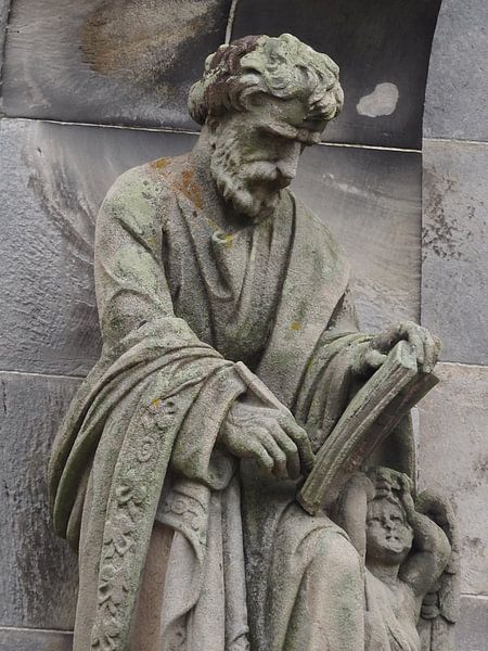 Statue vor Rosslyn Chappel von Annie Lausberg-Pater