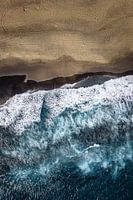 Vue aérienne de la plage et des vagues de l'océan