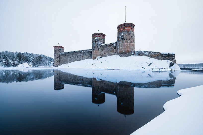 Schloss Olavinlinna in einer verschneiten Winterlandschaft von Martijn Smeets