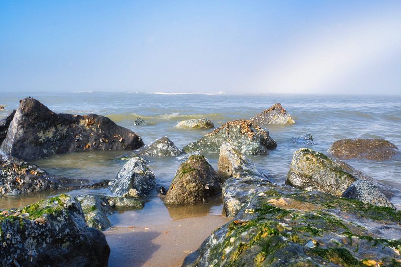 Plage avec rochers et arc de brume par WeVaFotografie