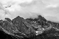 Majestätische Stille – Die rauen Gipfel der Berge