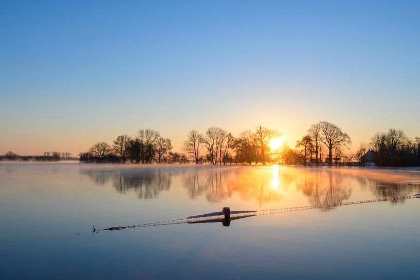 Sonnenaufgang über dem Fluss IJssel während eines nebligen kalten Wintersonnenaufgangs von Sjoerd van der Wal Fotografie