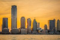 Jersey City und sein Sonnenuntergang an einem goldenen Abend.