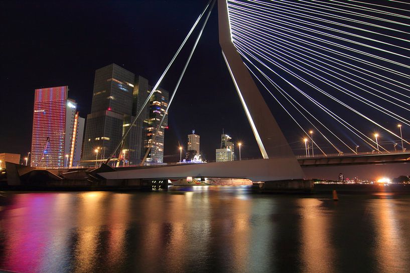 Nachtelijke Kop van Zuid in paars van Capture the Moment 010