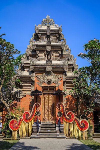 Der königliche Palast, sehr schön dekoriert für eine besondere Zeremonie. Puri Saren Agung Ubud-Pala von Jeroen Langeveld, MrLangeveldPhoto