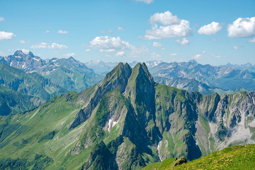 Höfats côté est avec les hautes Alpes de l'Allgäu en arrière-plan par Leo Schindzielorz