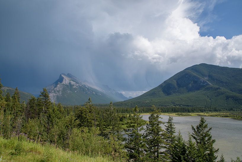 Onweer boven Mount Rundle, Canadese Rocky Mountains von Arjen Tjallema