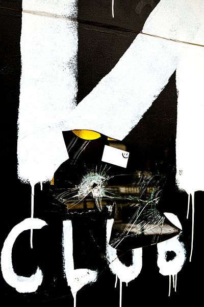 Black &amp; White CLUB Wall with Shattered Vinyl – Urban Street Art by Brave Toaster Photography