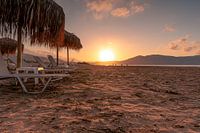 Sonnenliegen im Sonnenuntergang