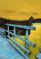 Blauwe houten brug aan een goudgeel meer met een warme surrealistische okergele lucht