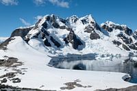 Schneebedeckte Berglandschaft in der Antarktis