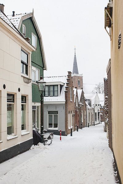 Rue de village avec de la neige à Moordrecht, Pays-Bas. par Leontien Adriaanse