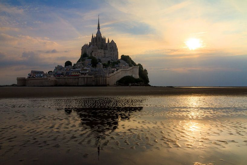 Mont Saint-Michel tijdens zonsondergang by Dennis van de Water