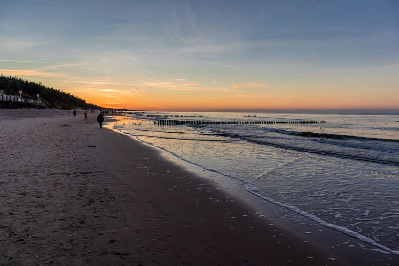Promenade en soirée sur la promenade de la plage de Mielno par Oliver Hlavaty