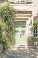 Porte d'entrée vert pastel en France