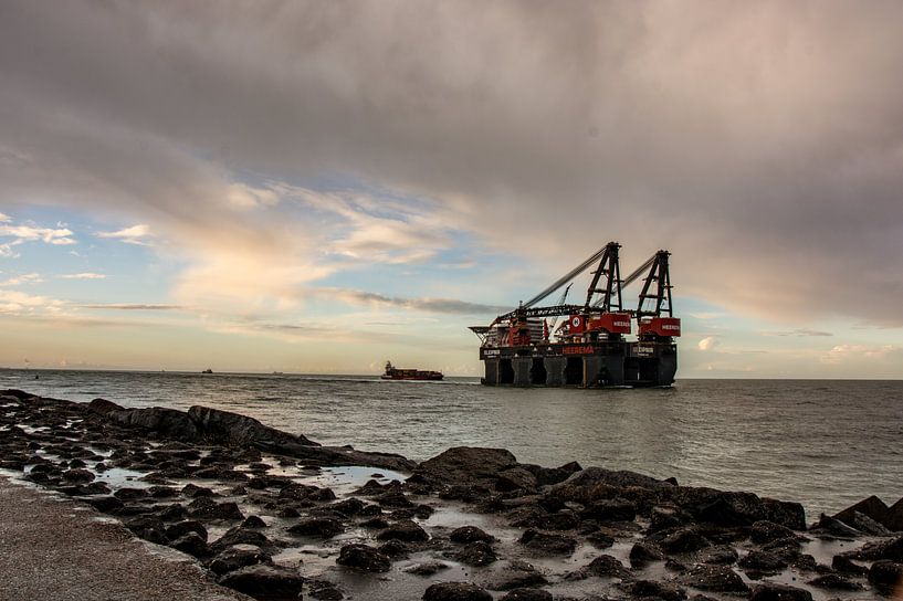 Ships on the Horizon. by scheepskijkerhavenfotografie