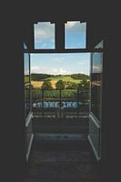 Zimmer mit Blick durch das Schlossfenster