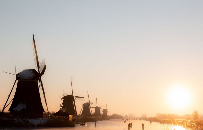 Mit Sonnenaufgang auf dem Schlittschuh am Kinderdijk von Leander Janssen