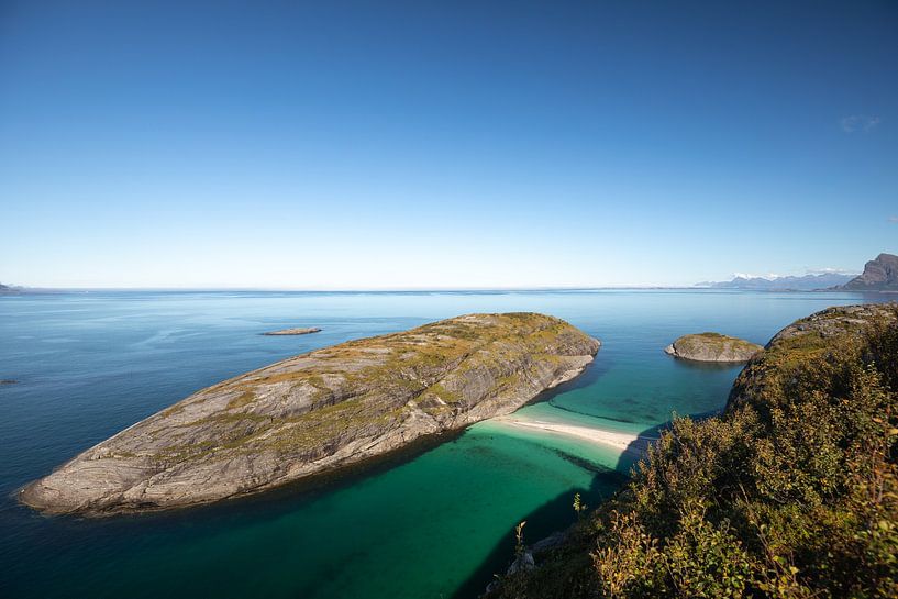Sonniger Tag und türkisblaues Meer am Hovdsundet bei Bodø, Nor von Jiri Viehmann